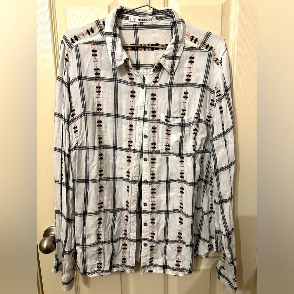 Maurice’s Size 2 Button down top in EUC.
